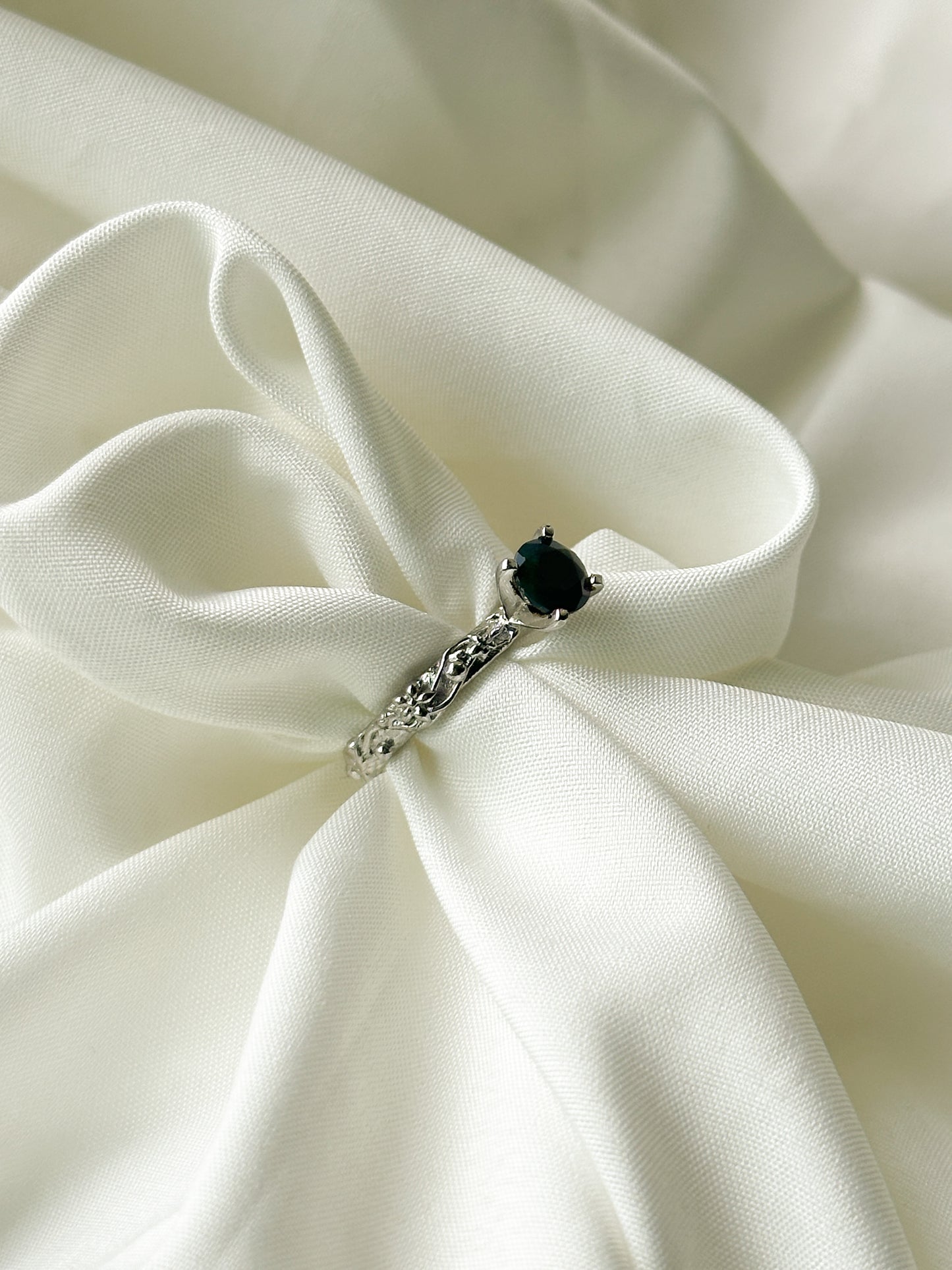 Anillo Bosque Encantado ópalo negro
